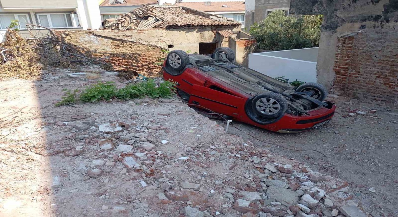 Erdekte park etmeye çalışırken takla atan araç arsaya düştü