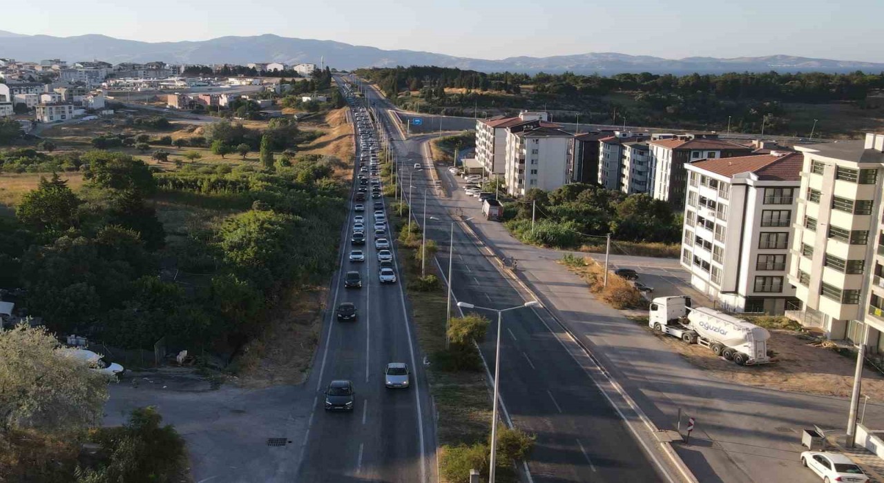Erdekte tatilci yoğunluğu, trafik hattı havadan görüntülendi