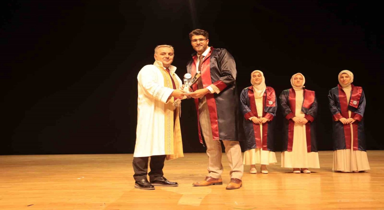 ERÜ İlahiyat Fakültesinde mezuniyet heyecanı