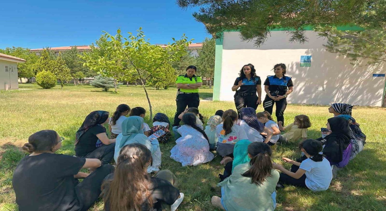 Erzincan polisi çocukları bilgilendiriyor