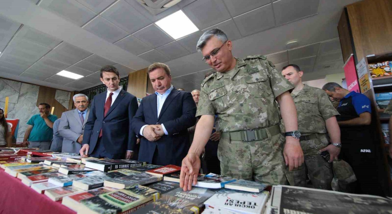 Erzincanda 15 Temmuz Kitap ve Resim Sergisinin açılışı yapıldı