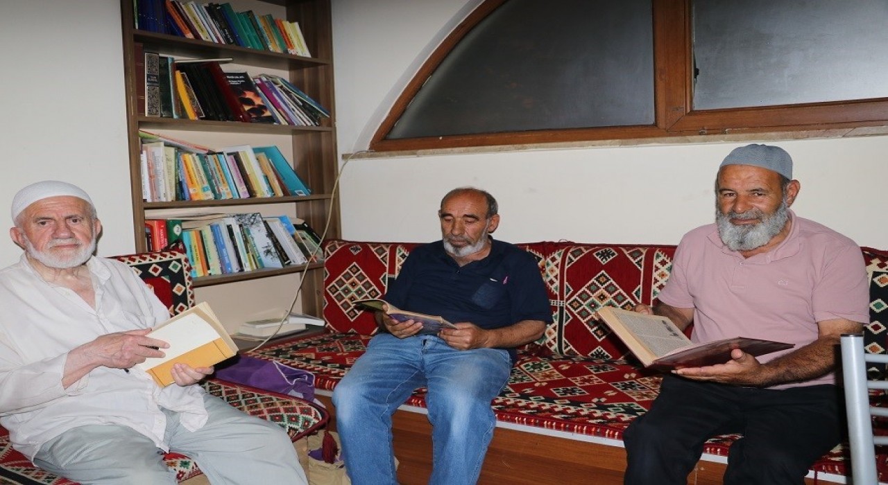 Erzincanda camiler kitapla buluştu: Hem çay yudumluyorlar hem kitap okuyorlar