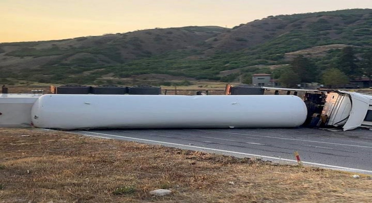 Erzincanda devrilen kimyasal gaz yüklü tır ulaşımı 3 saat aksattı