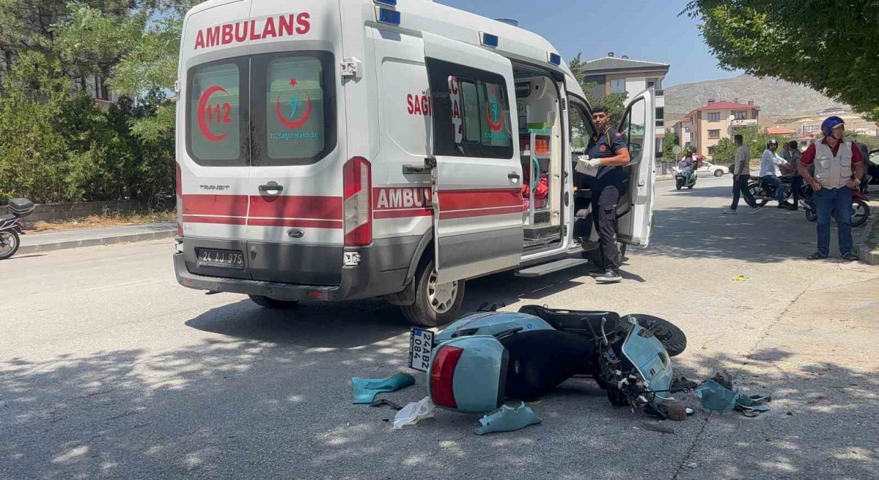 Erzincanda motosiklet ile hafif ticari araç çarpıştı: 1 yaralı
