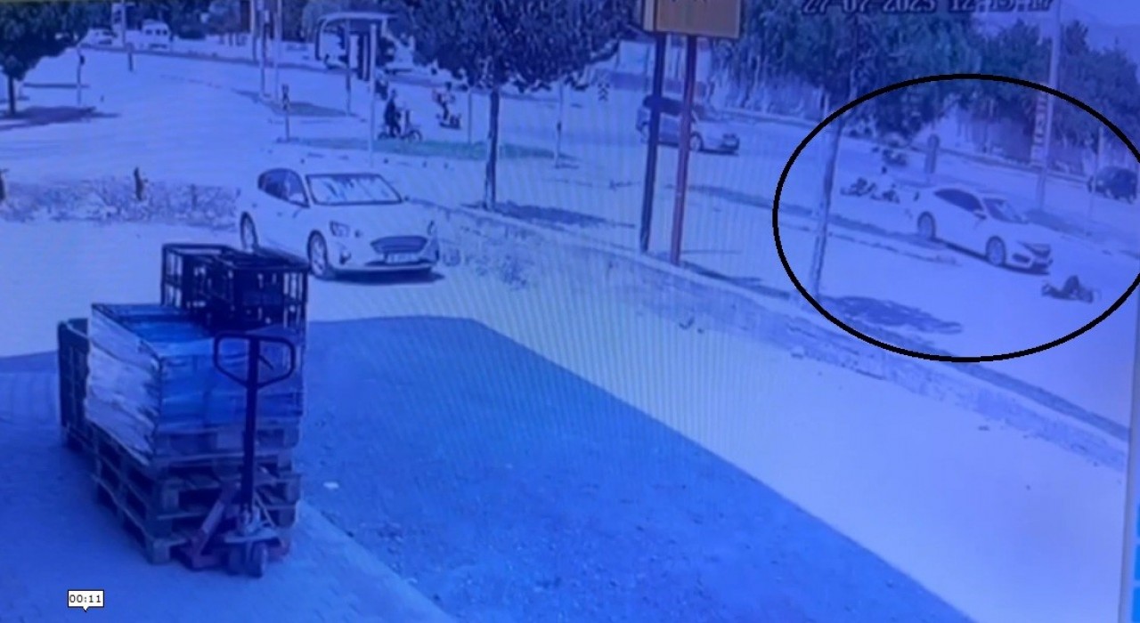 Erzincanda otomobil ile elektrikli bisikletin çarpışma anı güvenlik kamerasına yansıdı