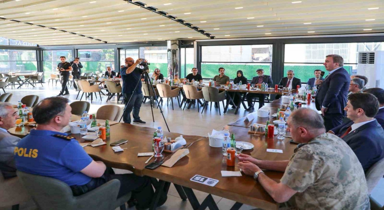 Erzincanda şehit yakınları ile gazi ve ailelerinin onuruna yemek