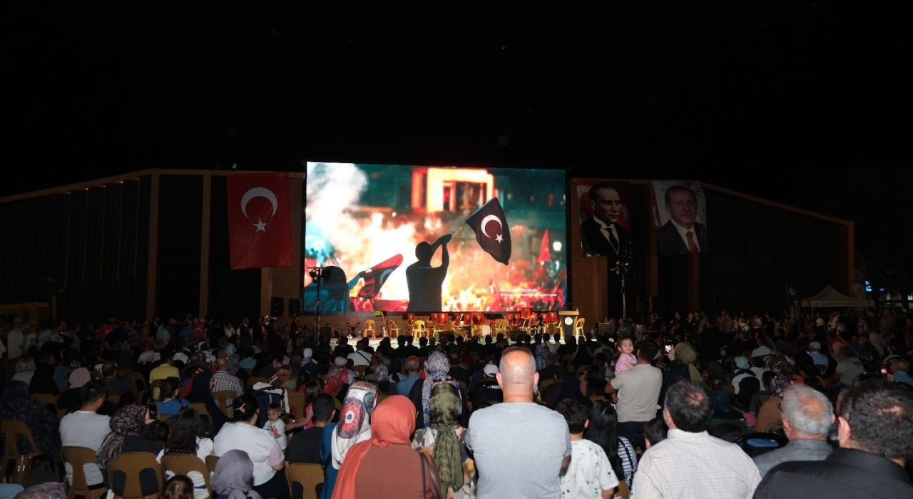 Erzincanda vatandaşlar 15 Temmuzda tek yumruk oldu