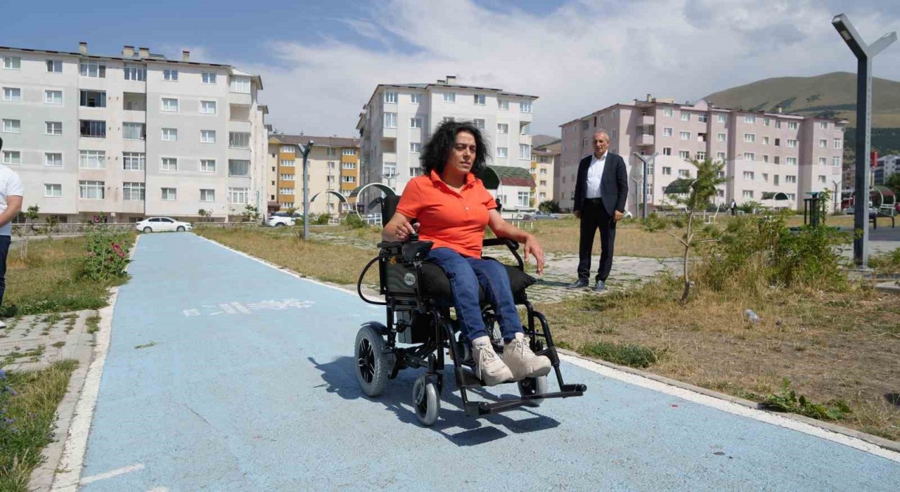 Erzurum Büyükşehir Belediyesi, darp edilen engelli kadına akülü araç hediye etti