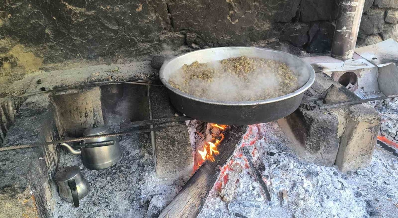 Erzurum Uzunderede pekmez kazanları kaynıyor