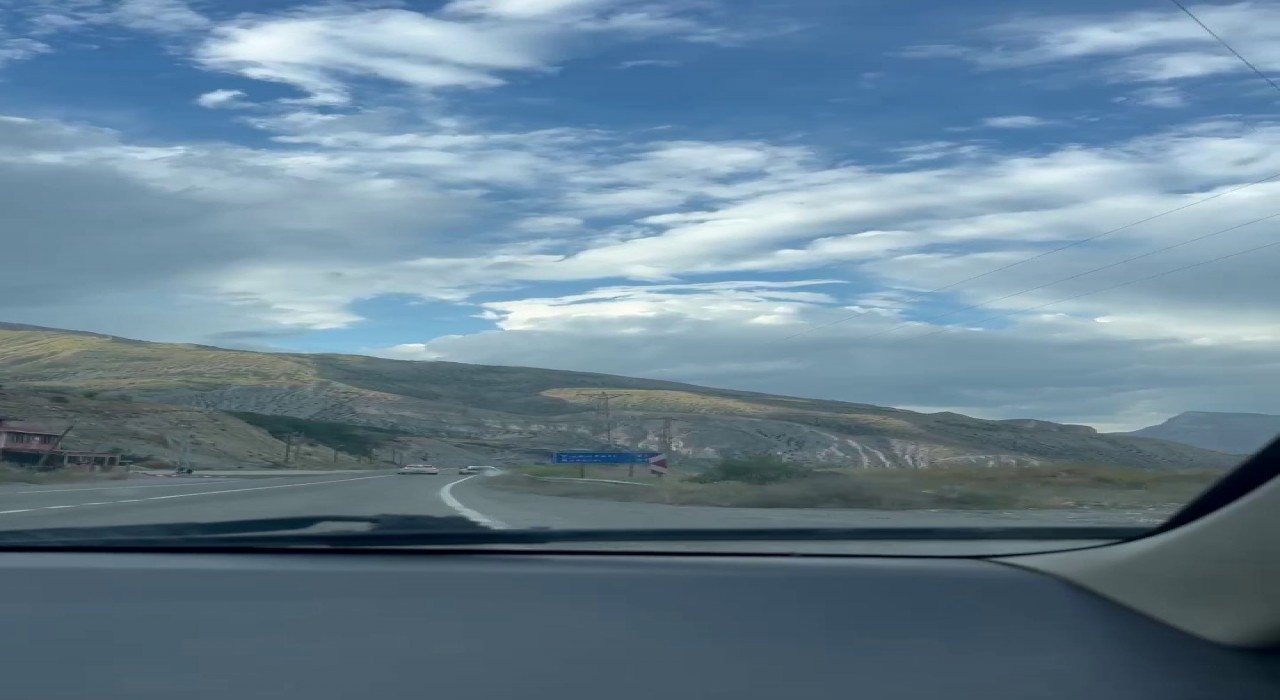 Erzurumda spor araç mıcıra kapıldı, sürücü kazayı son anda atlattı