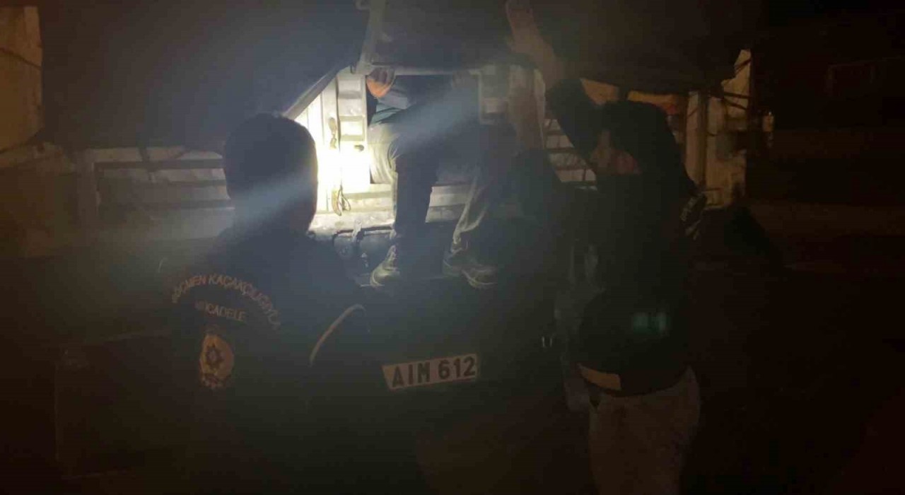 Erzurumda tırın dorsesinde 22 düzensiz göçmen yakalandı