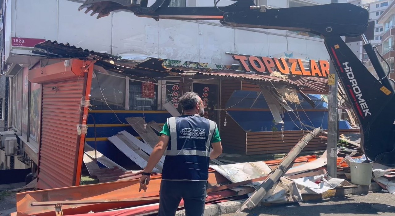 Esenyurtta bıçaklı kavgaya neden olan market reyonu yıkıldı
