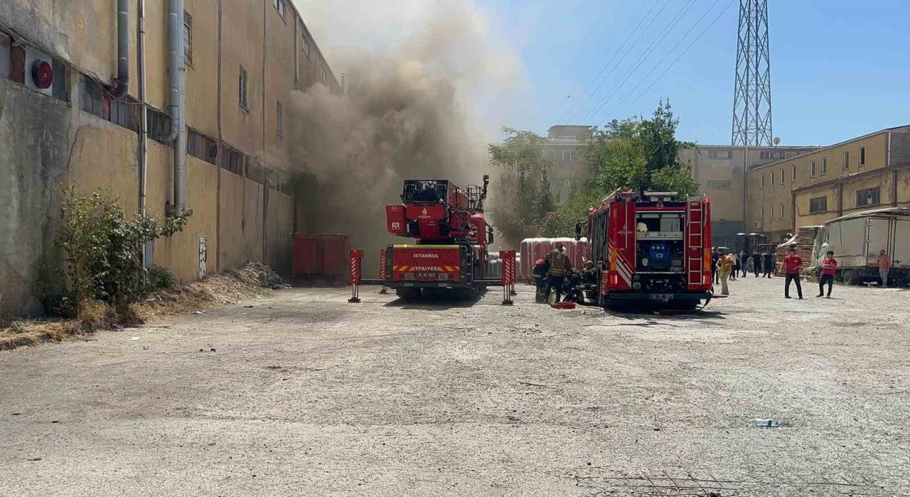 Esenyurtta bir kazan imalathanesi yandı: 1 kişi dumandan etkilendi