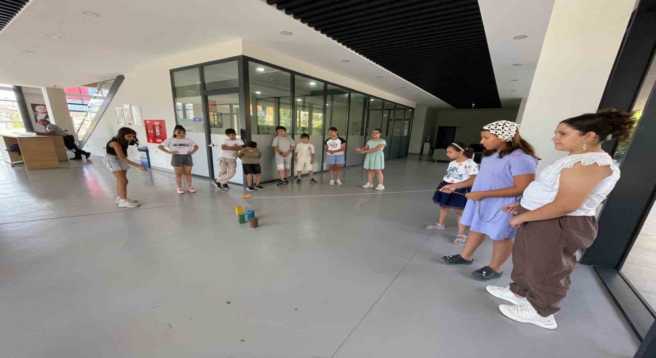 Esenyurtta çocuklar hem öğreniyor hem eğleniyor