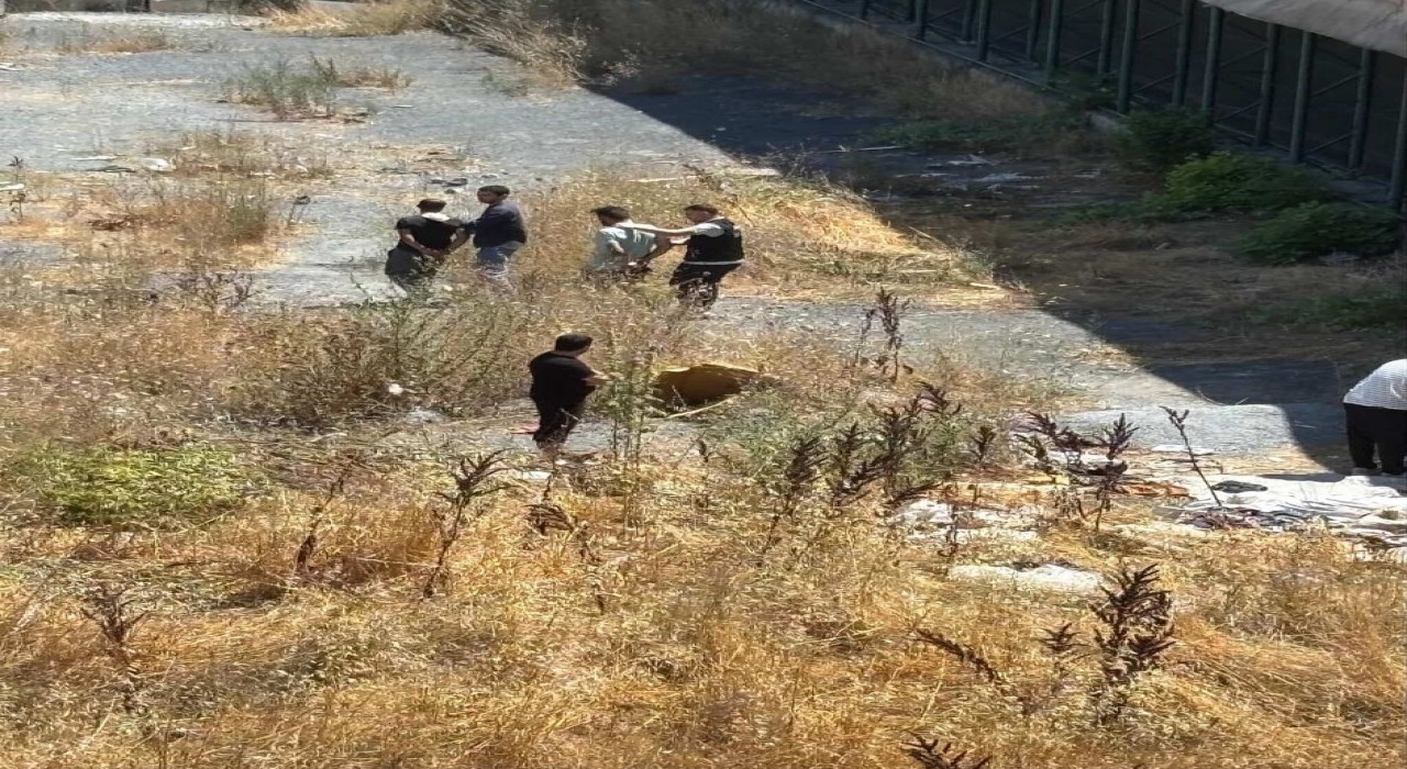 Esenyurtta gündüz vakti uyuşturucu kullanan şahıslar cep telefonu kamerasına yansıdı