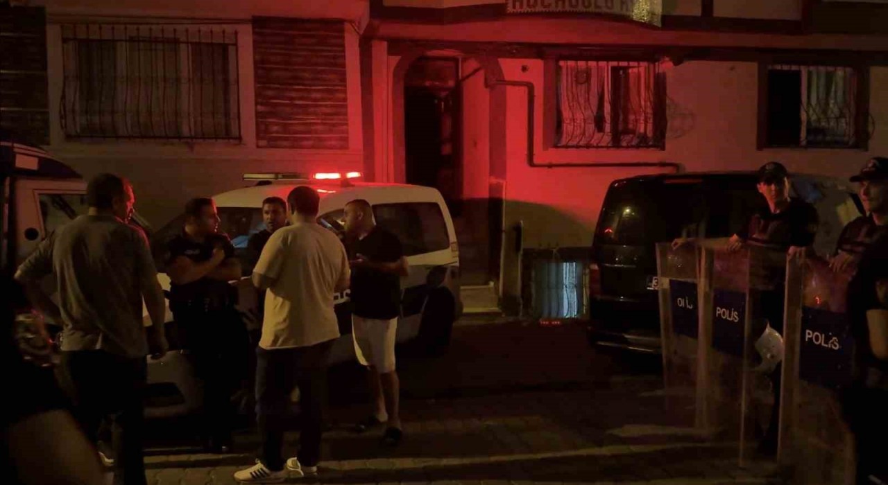 Esenyurtta komşu kavgasında kan aktı: 1 kişi göğsünden bıçaklandı