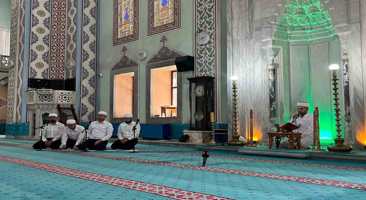 Eskişehirde vatandaşlar 15 Temmuz şehitleri için camide buluştu