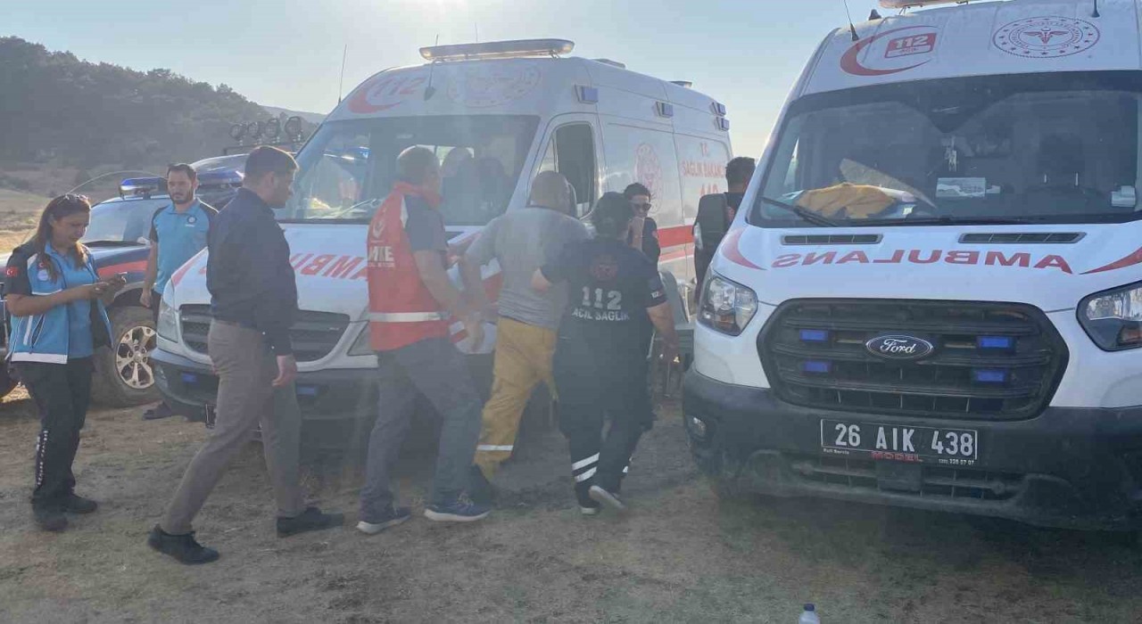 Eskişehirde yangına müdahale eden itfaiye eri dumandan etkilendi