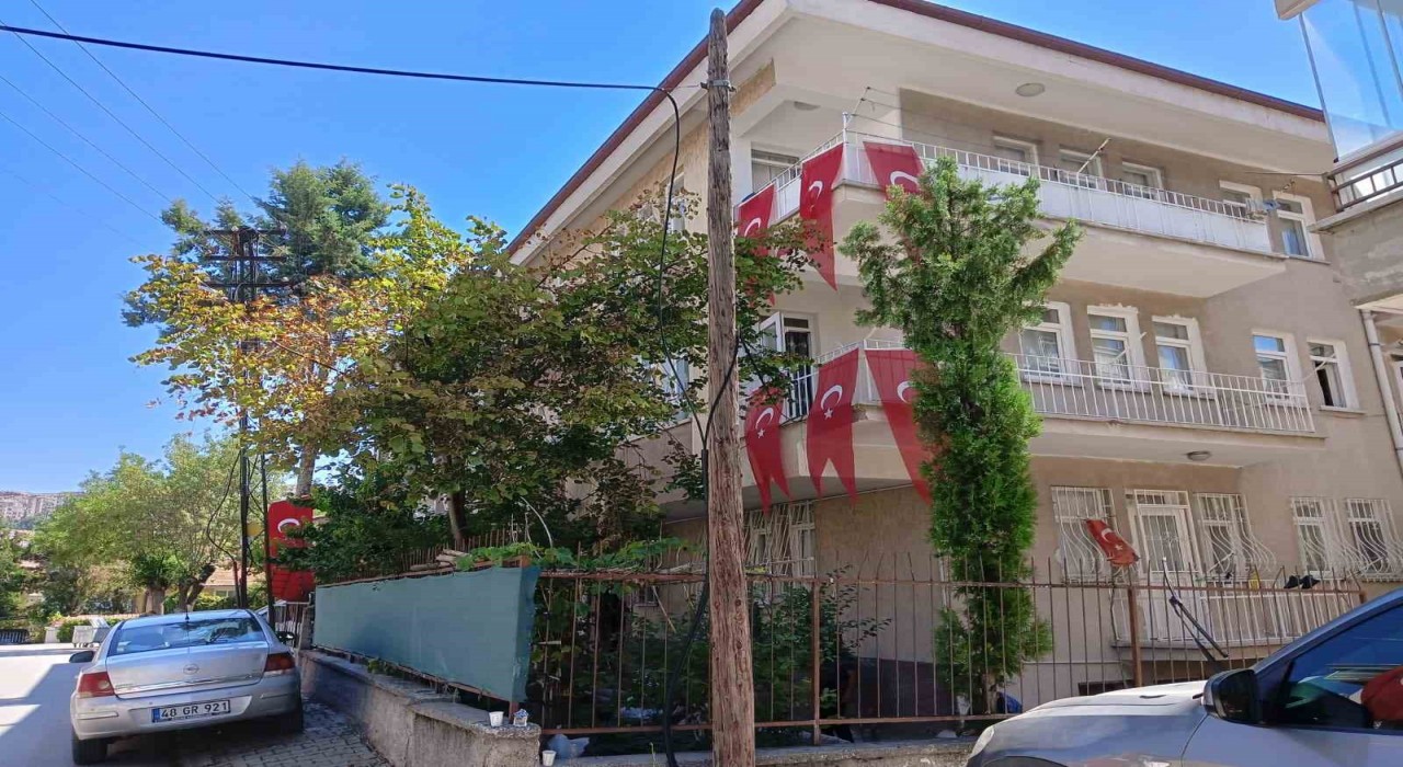 Eskişehirdeki yangında şehit olan Enes Sarıyıldızın babası: Oğlumun hayatı yarım kaldı, kız arkadaşıyla evlenmeyi düşünüyordu