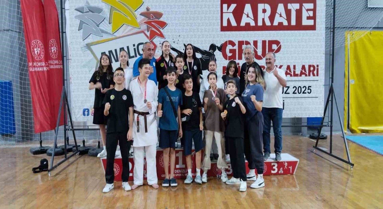 Eskişehirli sporcular karate turnuvasında kürsüden inmedi