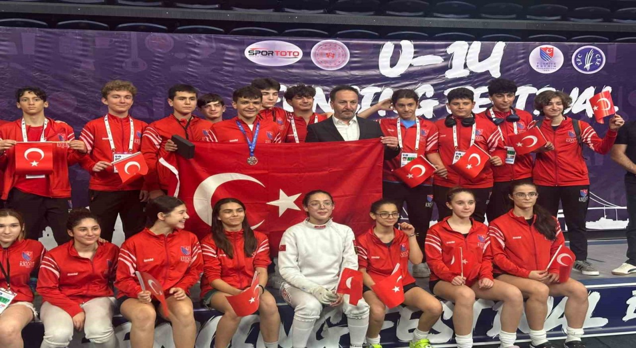Eskrimde uluslararası başarı: Semi Mermutoğlundan gümüş madalya