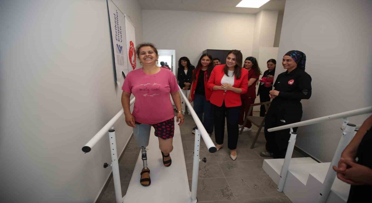 Esra Masatlı, Engelli Sosyal Girişimcilik Merkezinde tedavi olan vatandaşlarla bir araya geldi