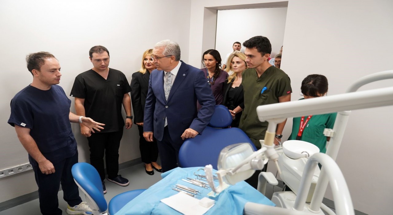 EÜ Diş Hekimliği Fakültesi, modern eğitimiyle geleceğin hekimlerini yetiştiriyor