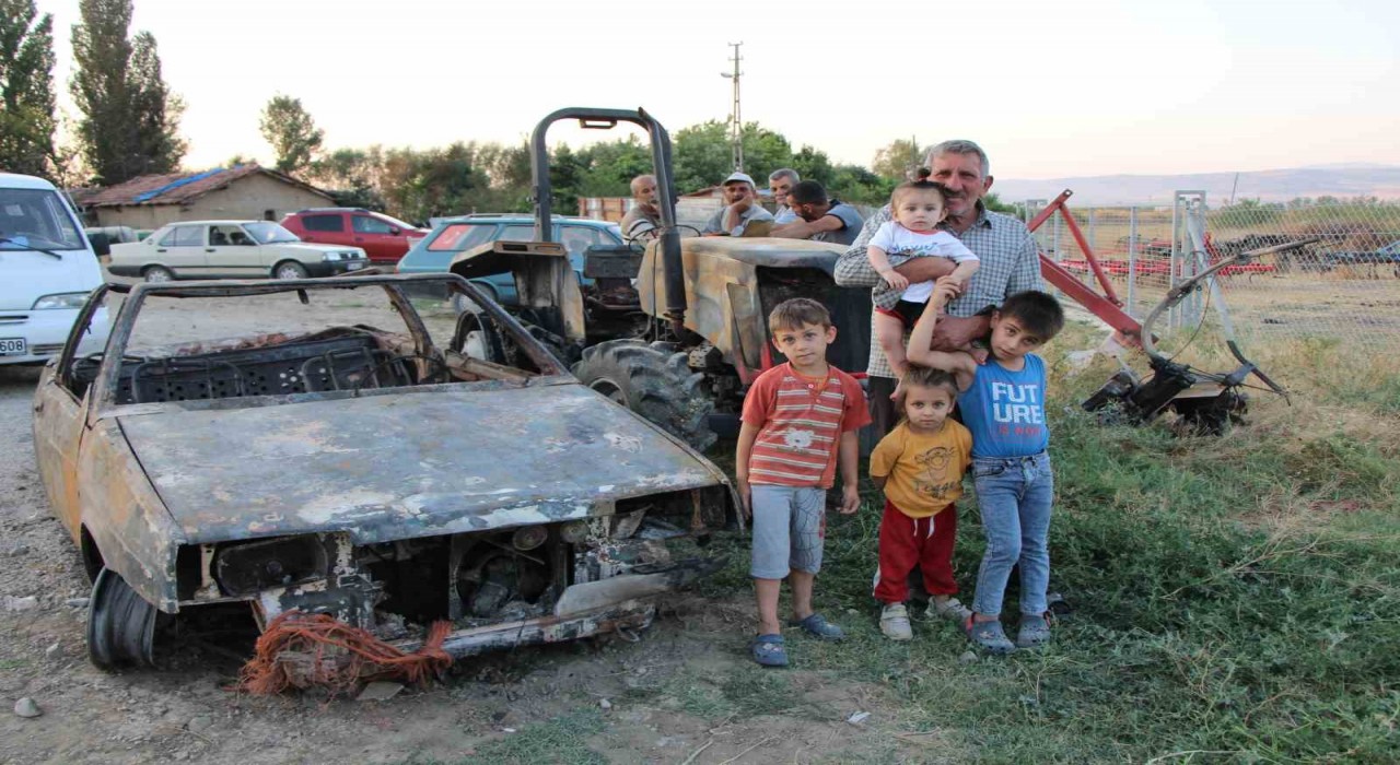 Ev, traktör ve otomobili yanan çift 4 torunuyla yuvasız kaldı