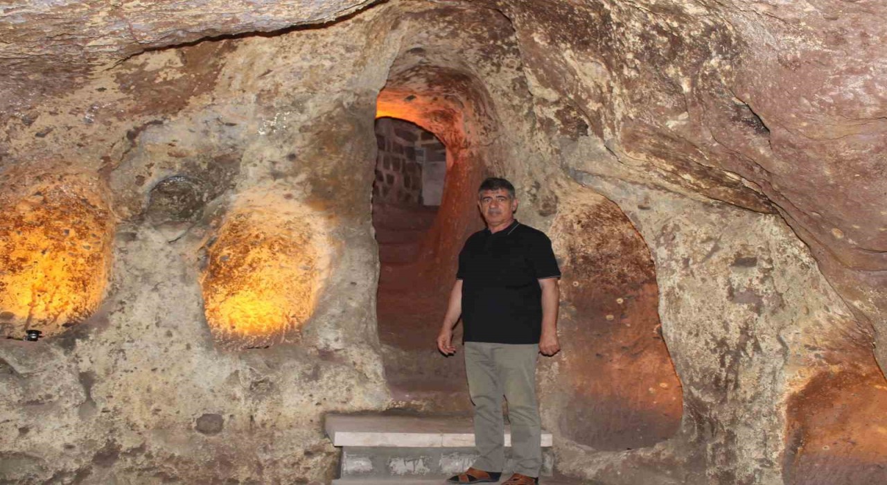 Evinin altında iki bin yıllık parmak izleriyle yaşıyor