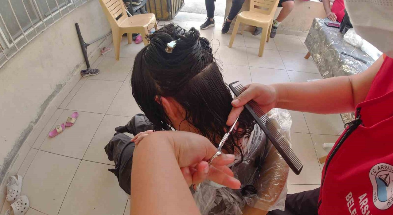 Evlerinde saçları kesilen, özel bireyler ve bakıma muhtaç vatandaşların yüzü güldü