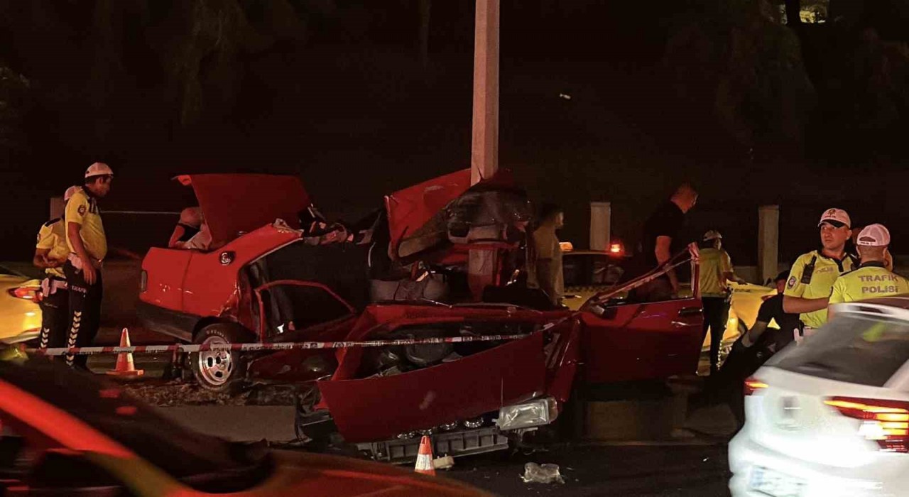 Eyüpsultanda feci kaza... Aydınlatma direğine çarpan Tofaş otomobil hurdaya döndü: 1 ölü