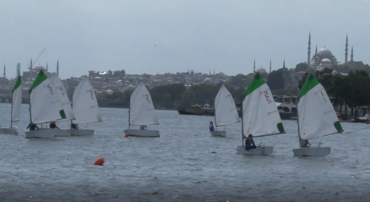 Fatih Belediyesinin ev sahipliğinde düzenlenen Optimist Türkiye Takım Şampiyonası, Haliçte başladı