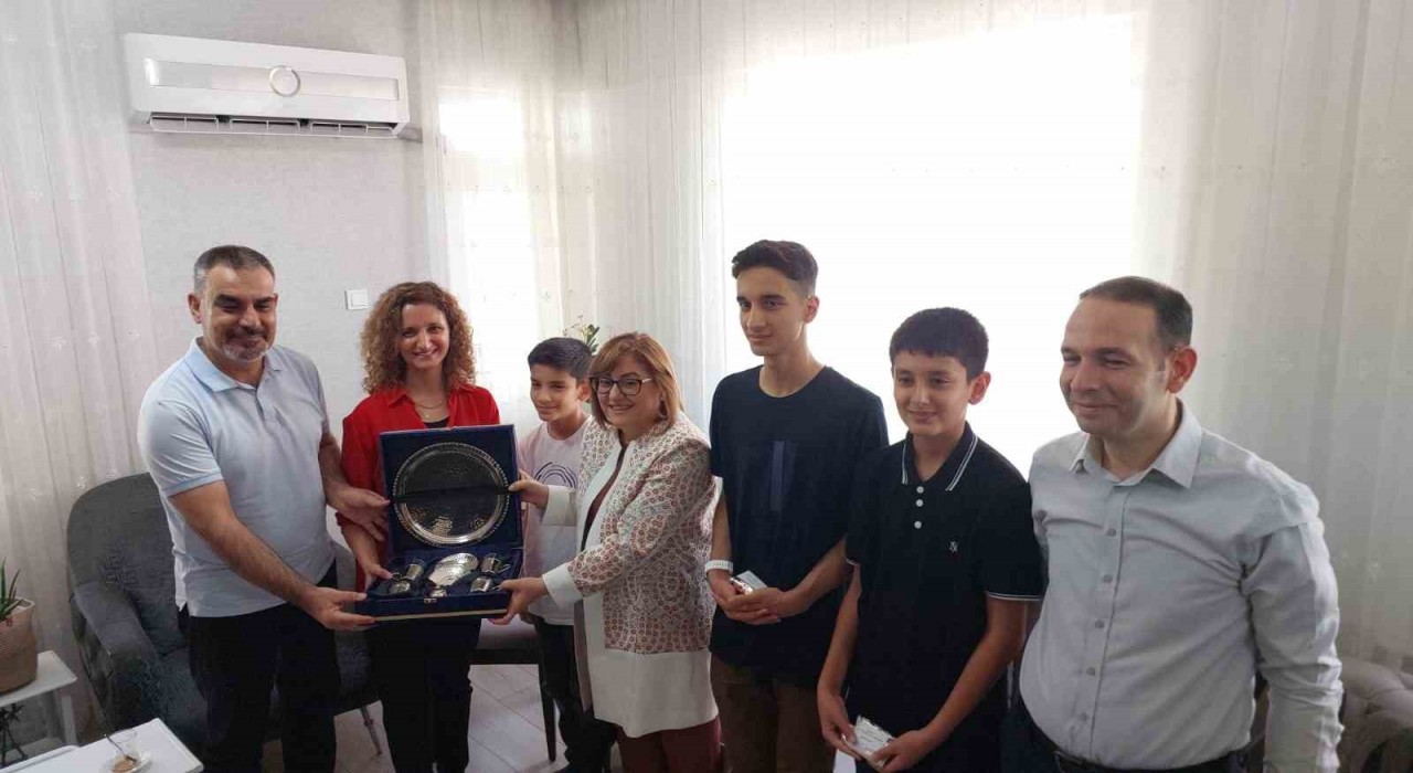 Fatma Şahinden Türkiye birincisi ağabey-kardeşe tebrik ziyareti