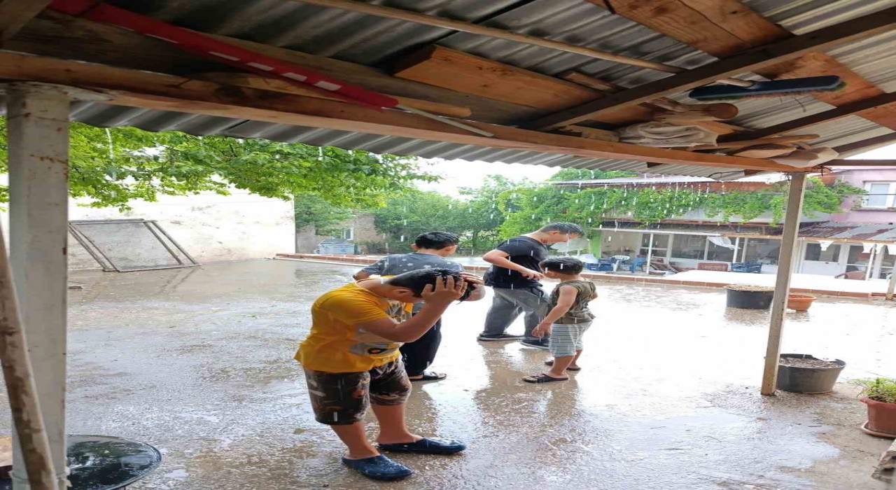 Fekede 10 dakika yağan yağmur çocukları sevindirdi