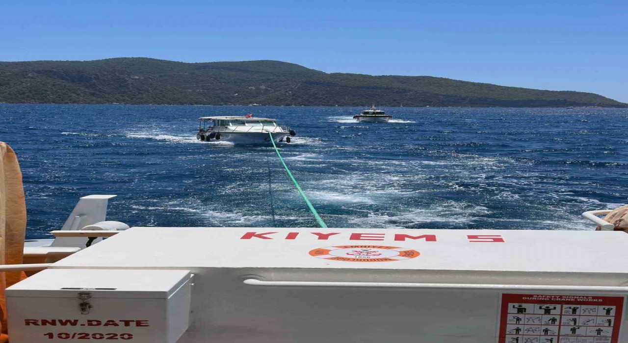 Fethiyede arızalanan ve sürüklenin tekne kurtarıldı