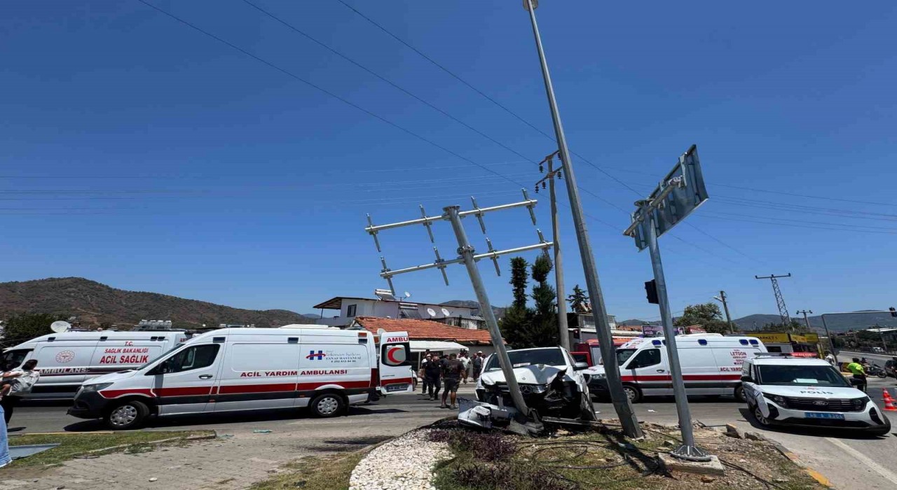 Fethiyede trafik kazasında 11 kişi yaralandı