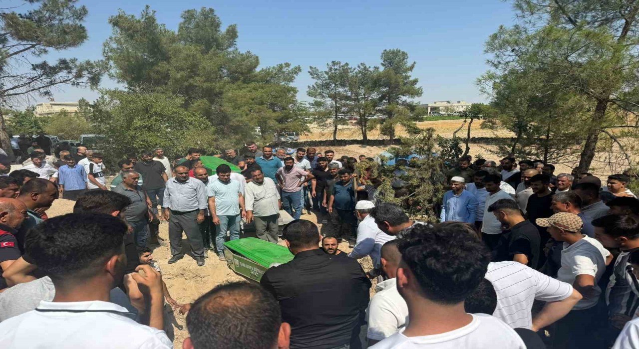 Fırat Nehrinde boğulan iki kız kardeş yan yana defnedildi