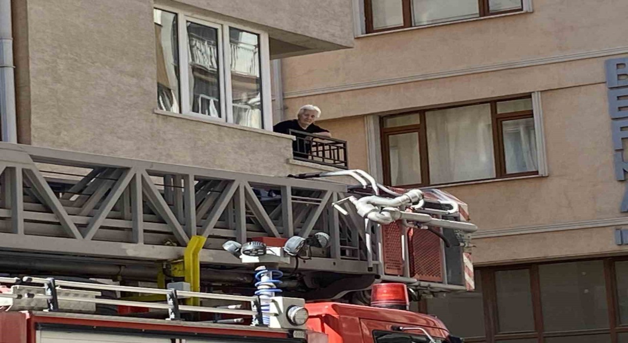 Fırın bacasında yangın çıktı, mahalleli o anları endişeyle izledi