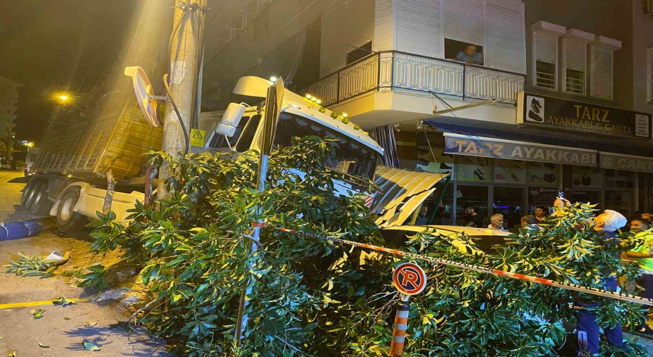 Freni boşalan tır park halindeki 2 otomobile çarparak durabildi