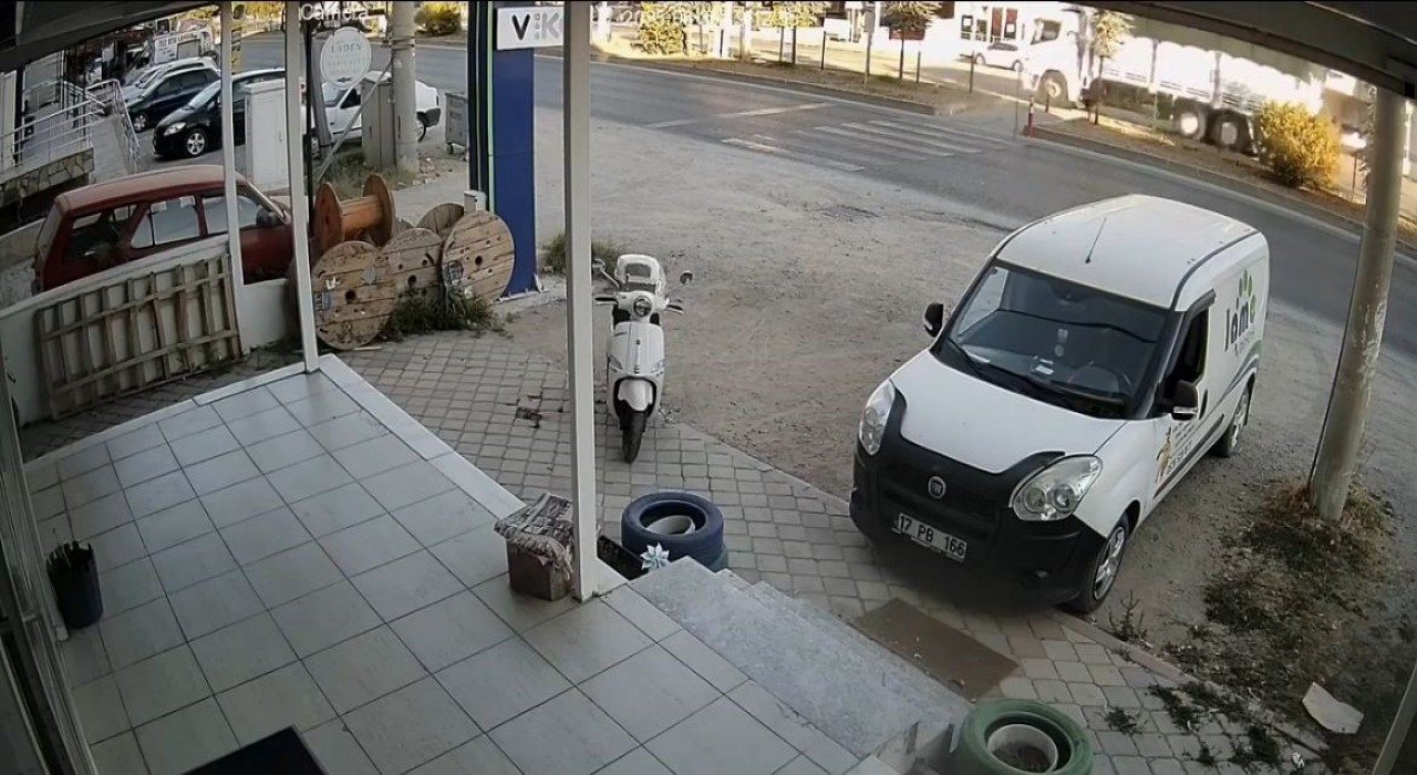 Freni patlayan kamyonun trafik ışığında bekleyen 4 otomobile çarptığı kaza kamerada