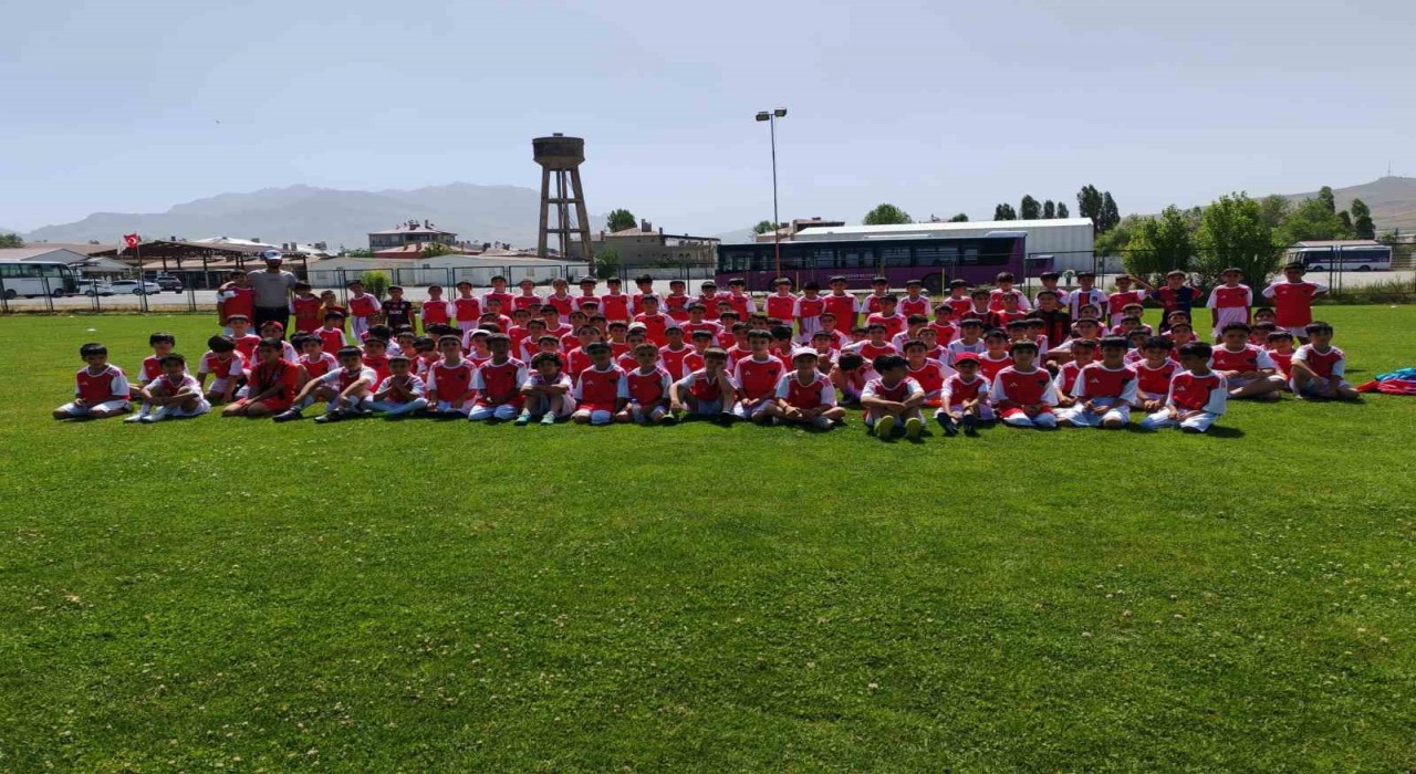 Futbol yaz spor okulu 400ü aşkın öğrenciyle devam ediyor