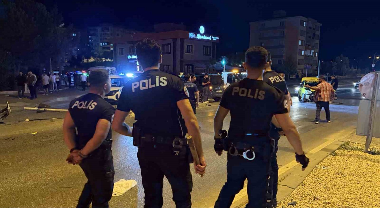 Gaziantepte 3 otomobilin karıştığı kazada ortalık savaş alanına döndü: 6 yaralı, 12 gözaltı