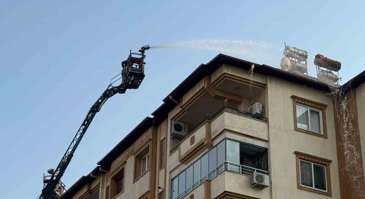 Gaziantepte 6 katlı binanın çatısında yangın