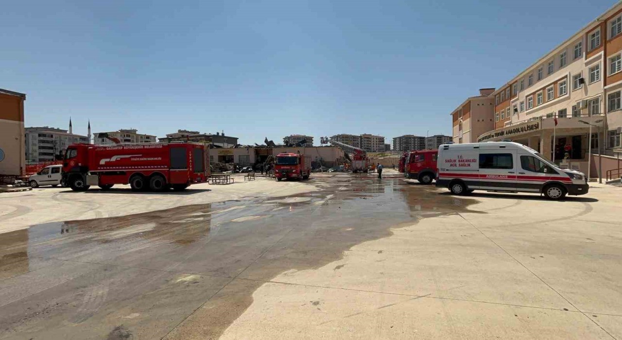 Gaziantepte meslek lisesindeki yangın söndürüldü