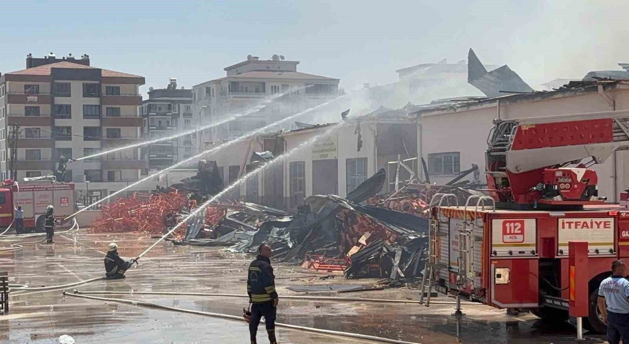 Gaziantepte meslek lisesindeki yangına müdahale sürüyor