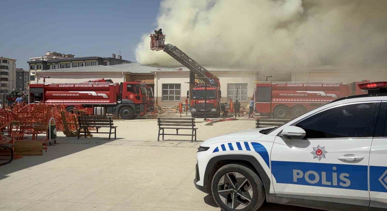 Gaziantepte meslek lisesinin mobilya atölyesinde yangın