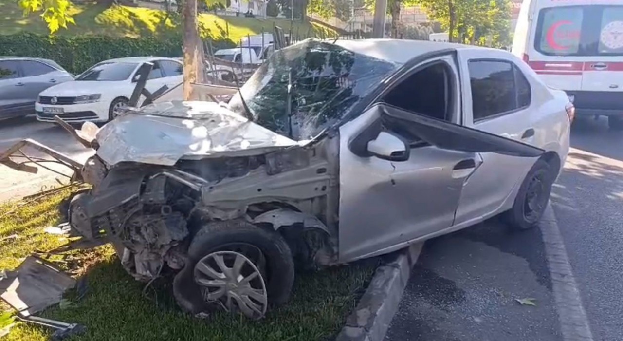 Gaziantepte refüjdeki demirlere çarpan otomobilde 2 kişi yaralandı