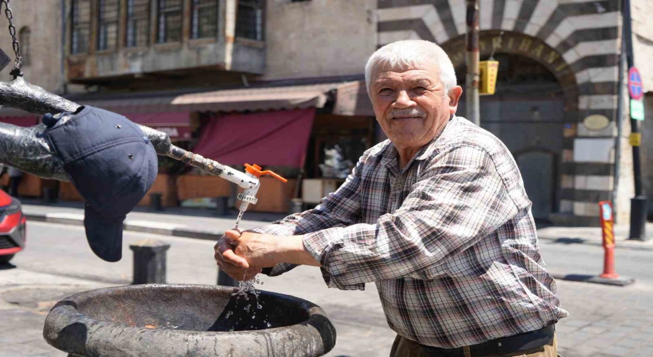 Gaziantepte sıcaktan bunalan vatandaşlar çeşme başında serinledi