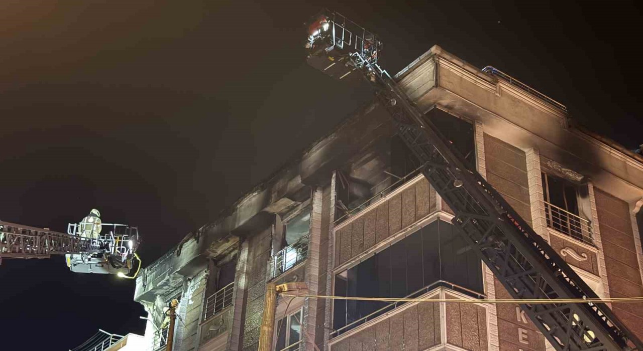 Gaziosmanpaşada 6 katlı binada çıkan yangın paniğe neden oldu