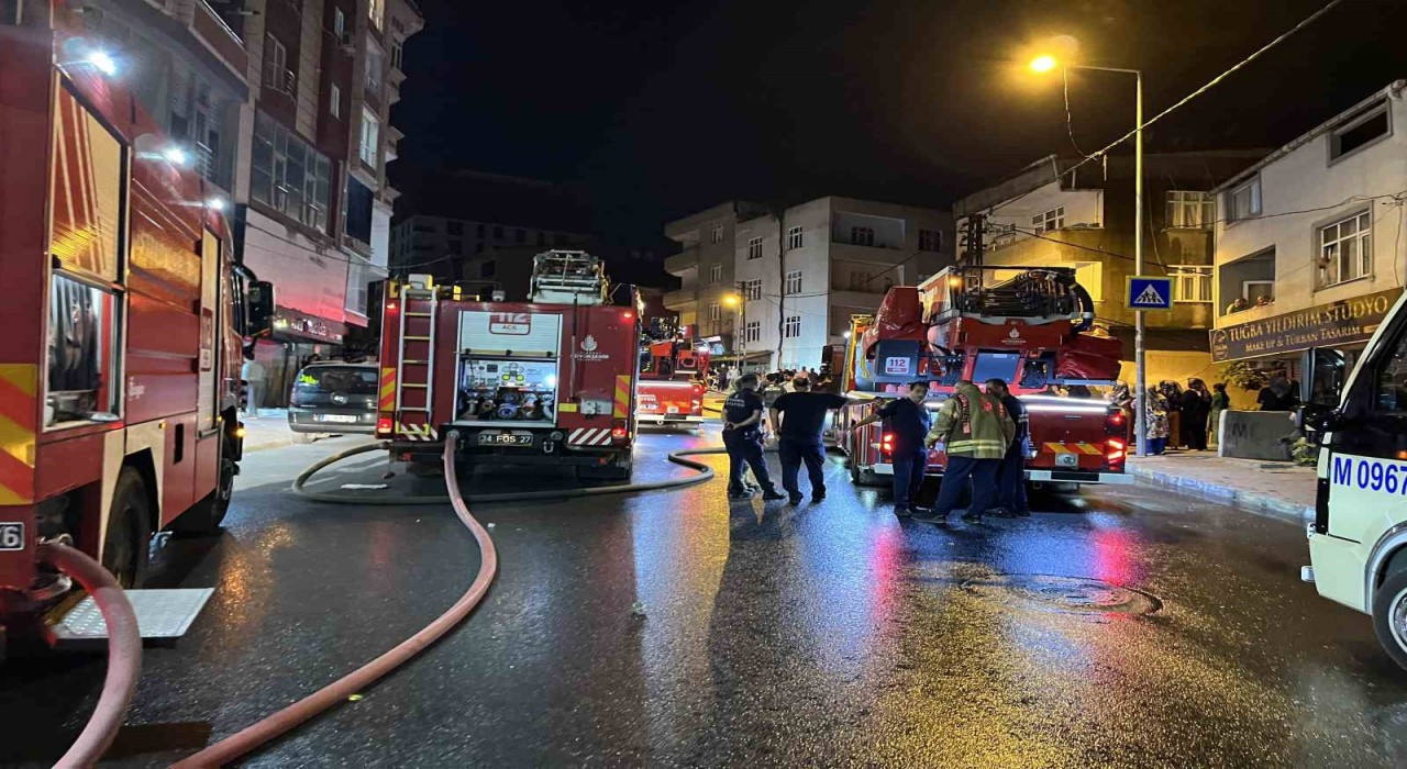 Gaziosmanpaşada yangın paniği: 3 katlı binanın çatısı alev alev yandı